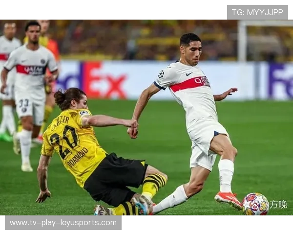 巴黎圣日耳曼射门训练：前锋练习第一时间抓住机会的脚法